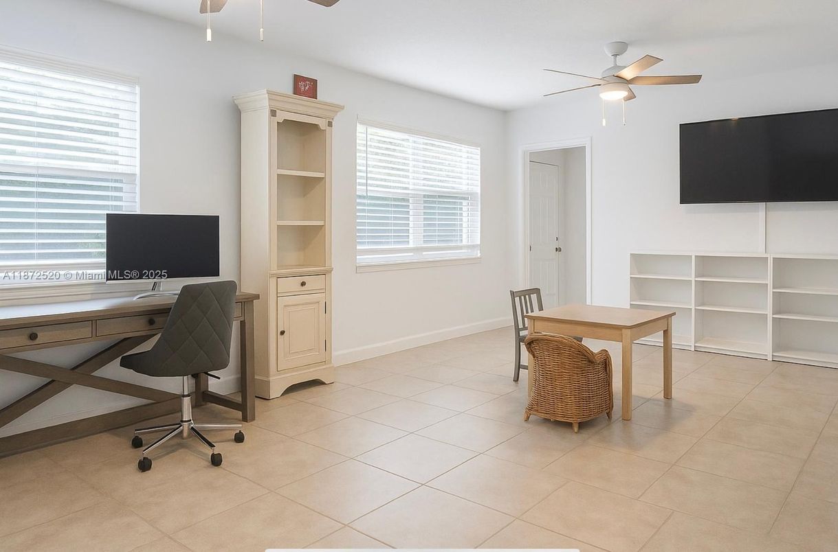 Home Office, Interior