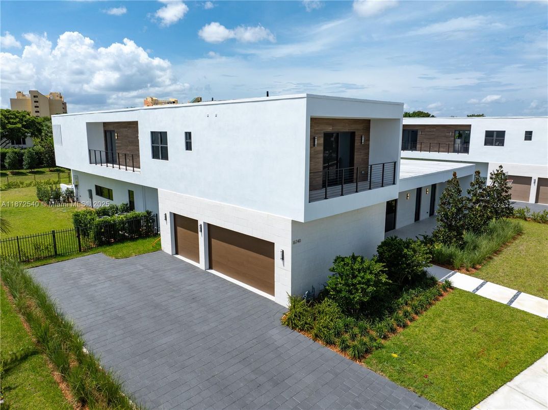 Attached, Exterior, Facade, Modern