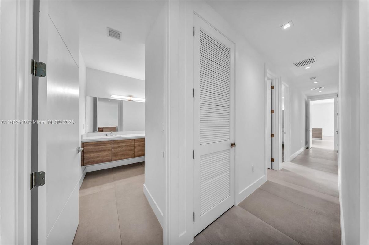 Bathroom, Interior, Recessed Lighting