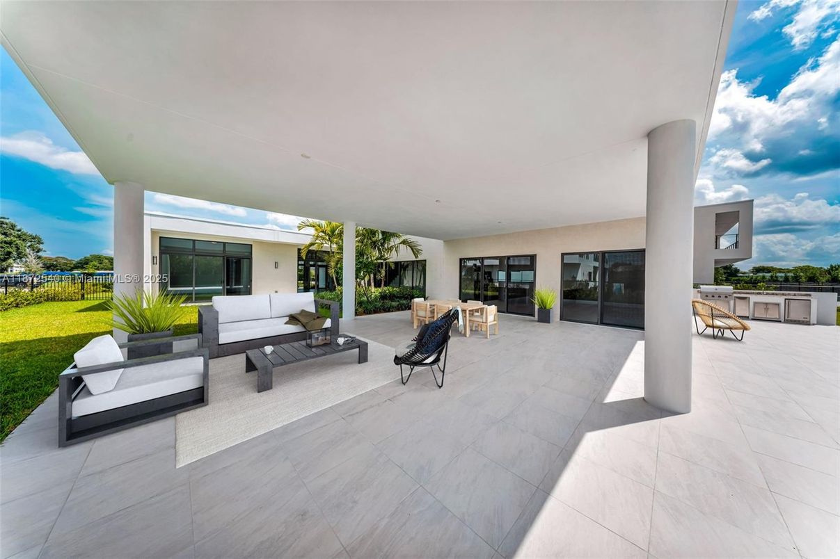 Exterior, Outdoor Kitchen