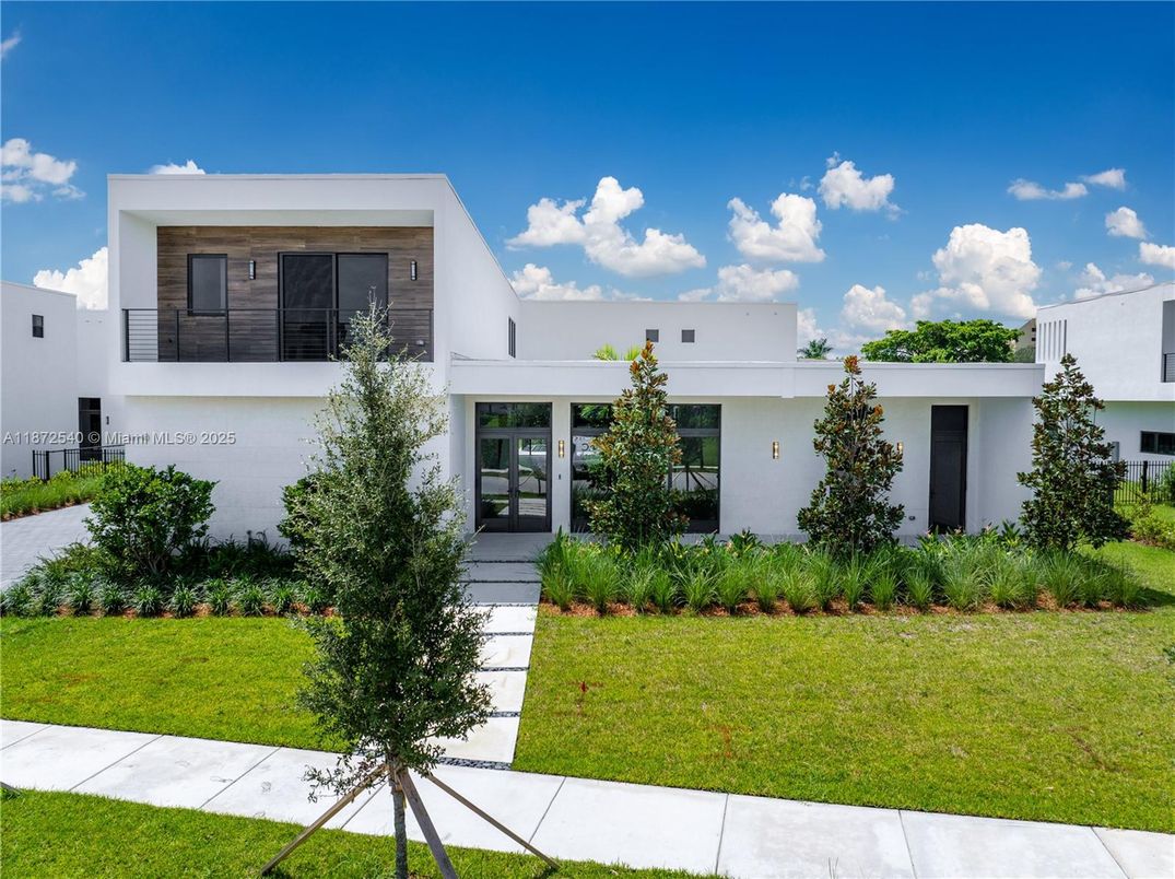 Backyard, Exterior, Facade, Modern
