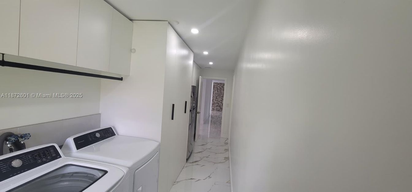 Interior, Marble, Recessed Lighting, Washer