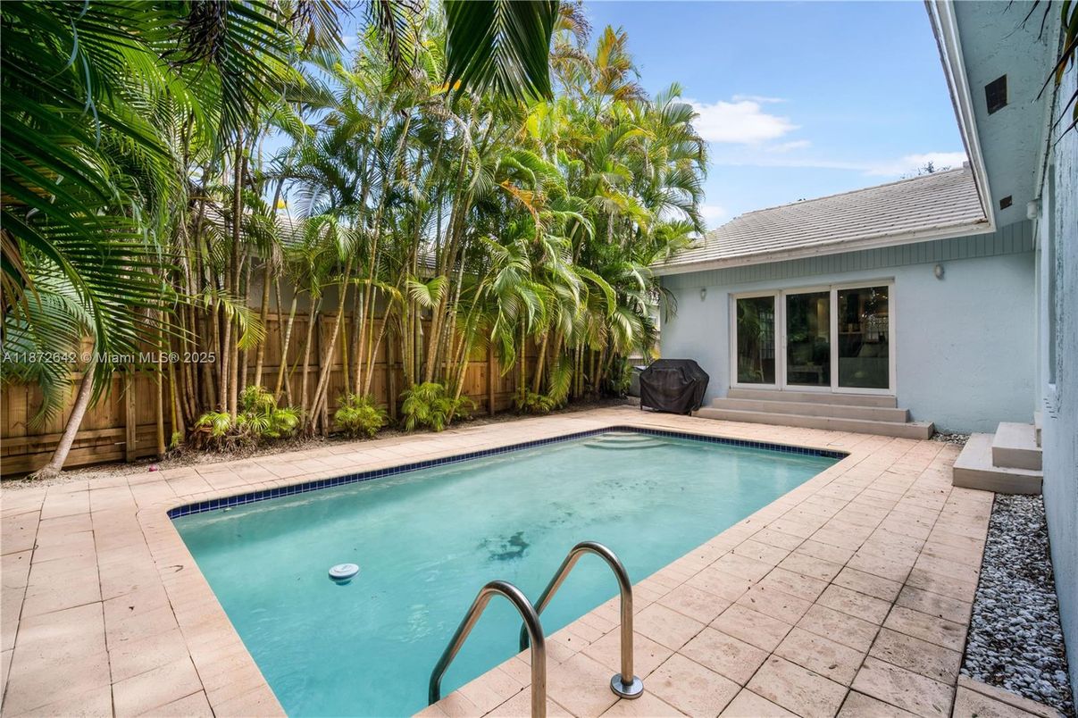 Exterior, Pool