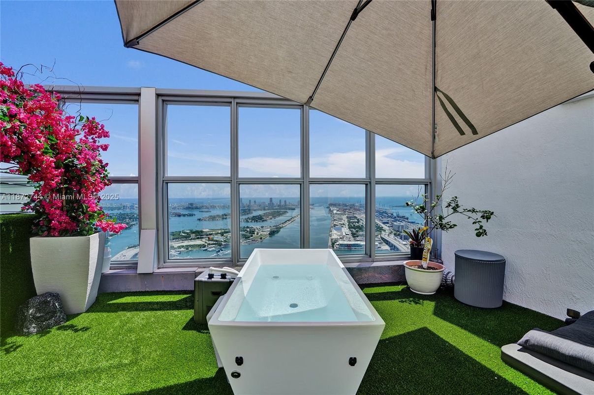 Exterior, Hot Tub, Water