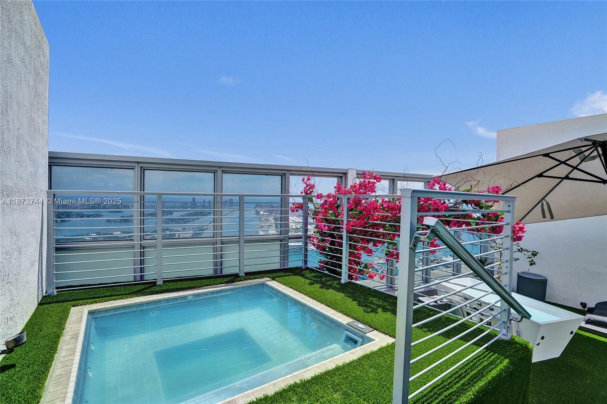 Exterior, Pool