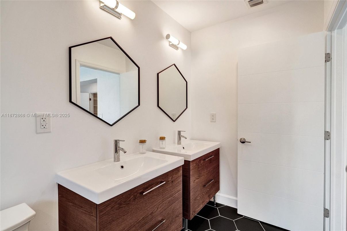 Bathroom, Dual Sink Vanities, Interior
