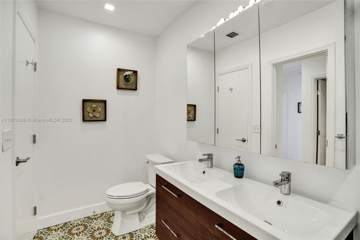 Bathroom, Dual Sink Vanities, Interior, Recessed Lighting
