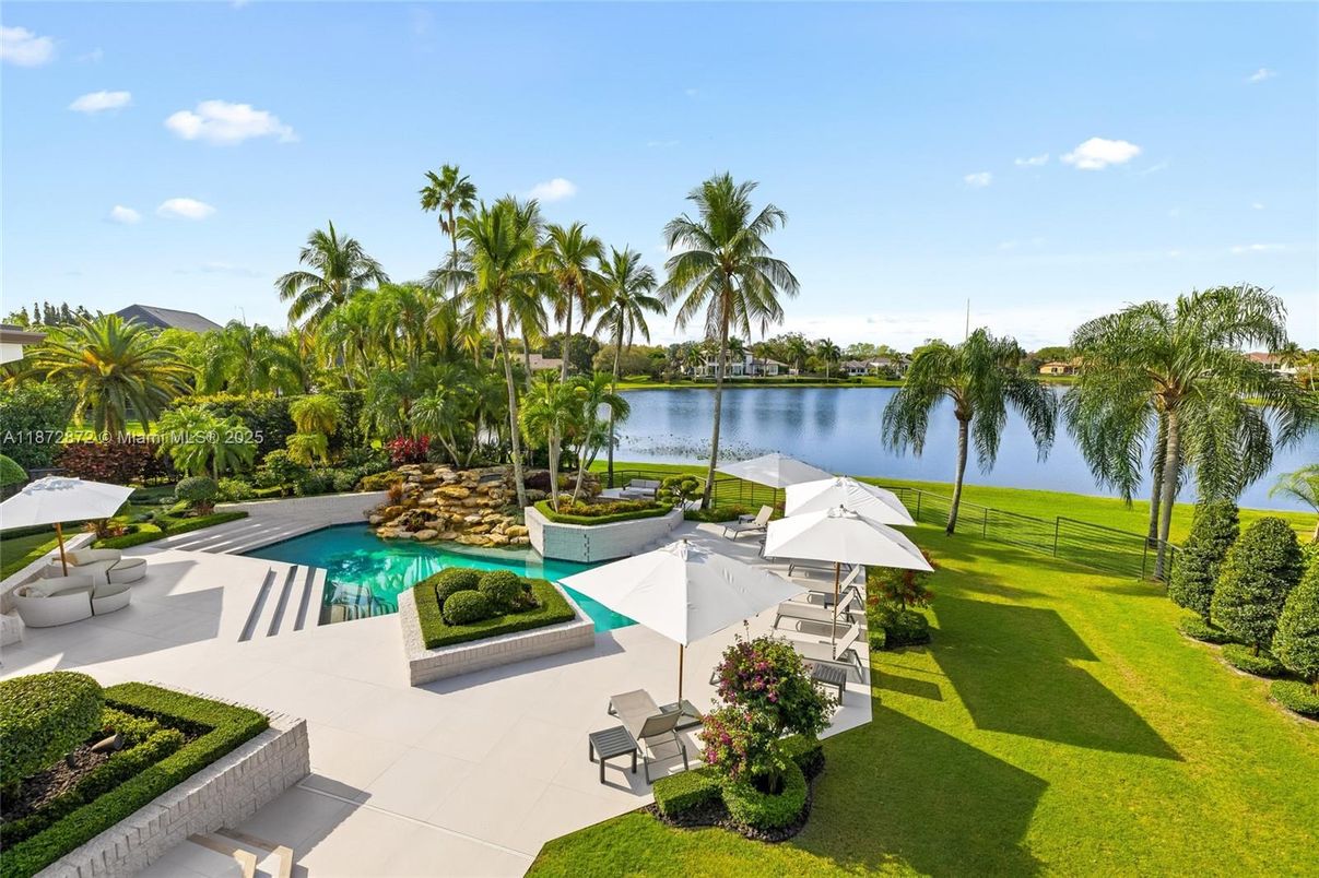 Exterior, Pool, Water
