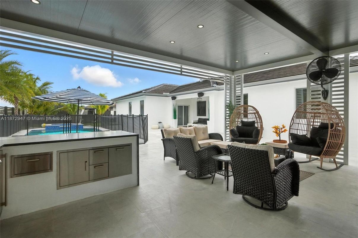 Exterior, Outdoor Kitchen