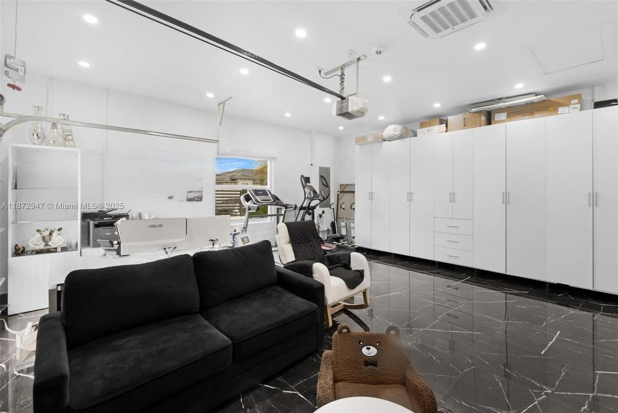 Fitness Equipment, Interior, Living room, Recessed Lighting