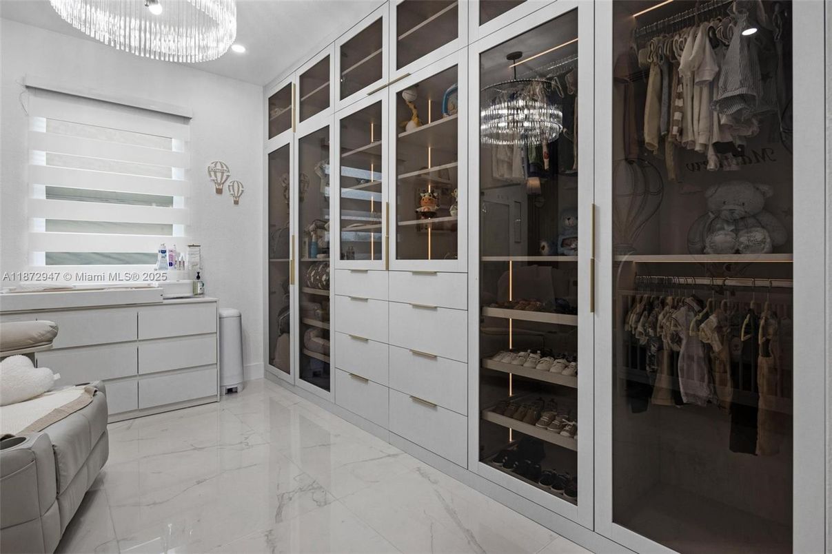 Chandelier, Interior, Marble, Pendant Lights, Recessed Lighting, Walk-in Closets
