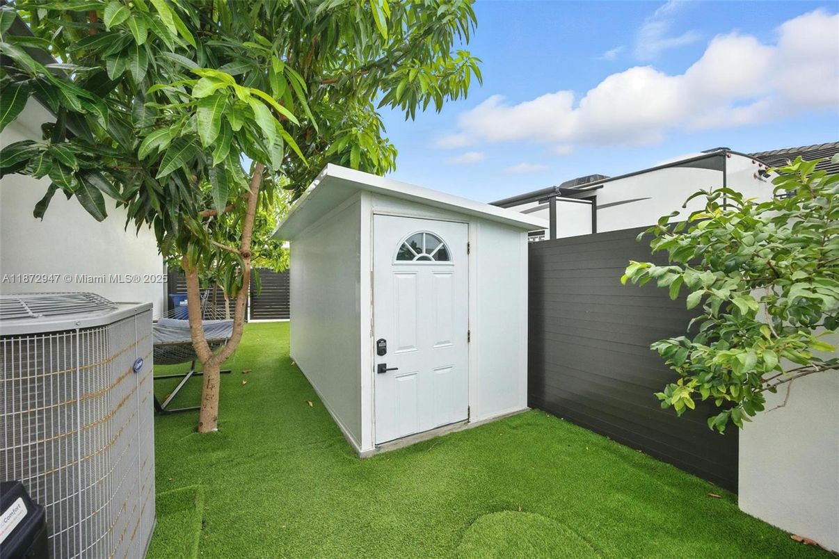 Backyard, Exterior