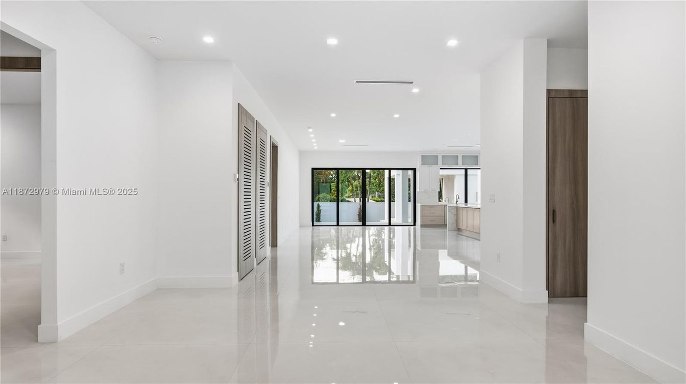 Empty room, Interior, Recessed Lighting