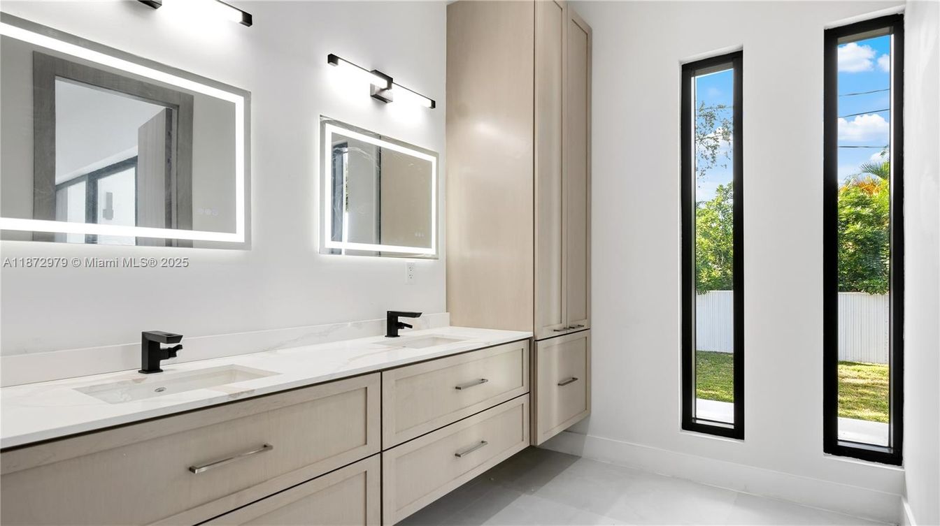 Bathroom, Dual Sink Vanities, Interior