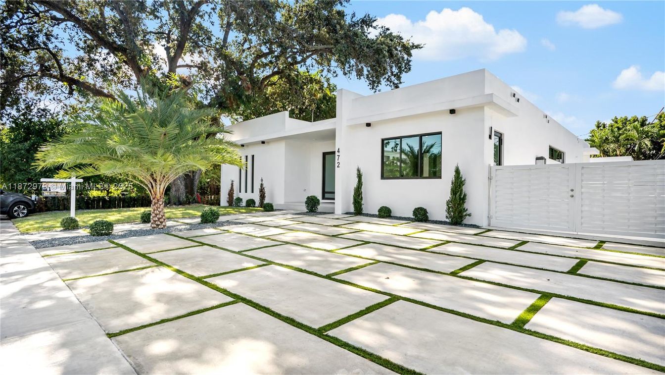 Backyard, Exterior, Facade, Modern