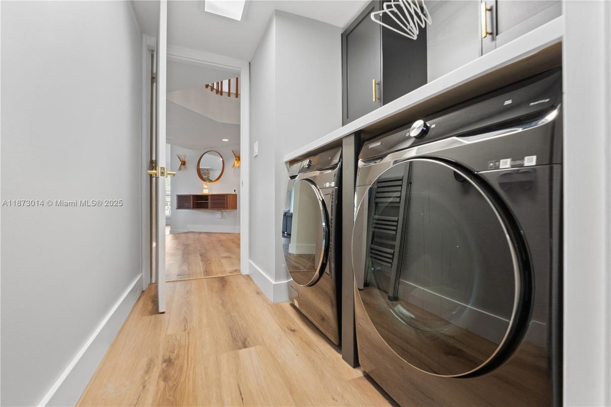 Interior, Utility Closets, Washer, Wood Texture Flooring