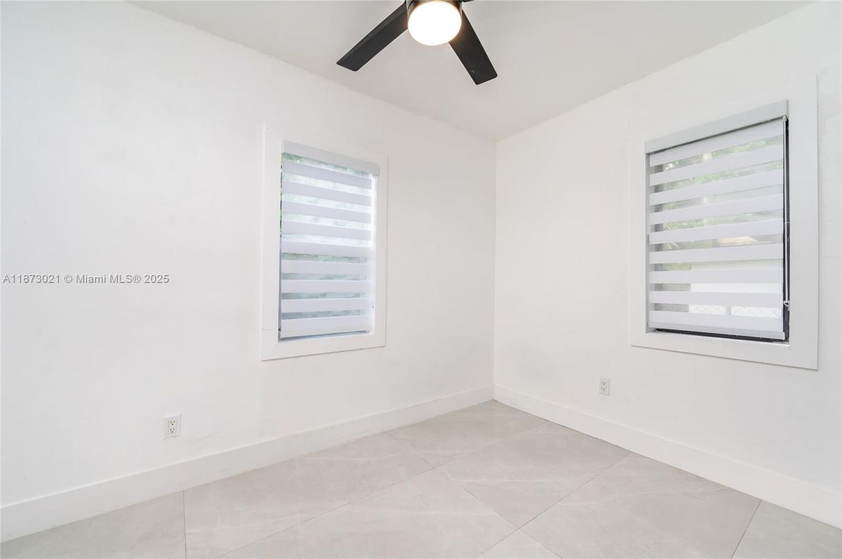 Empty room, Interior