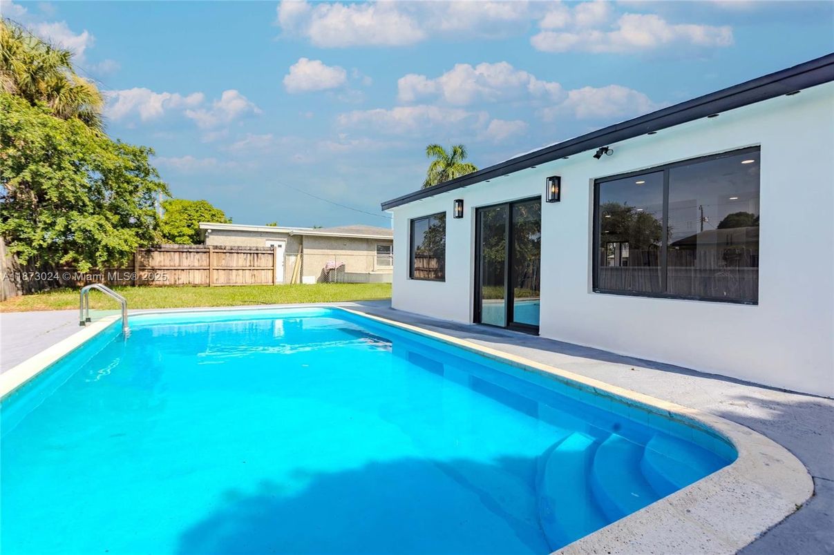 Exterior, Pool