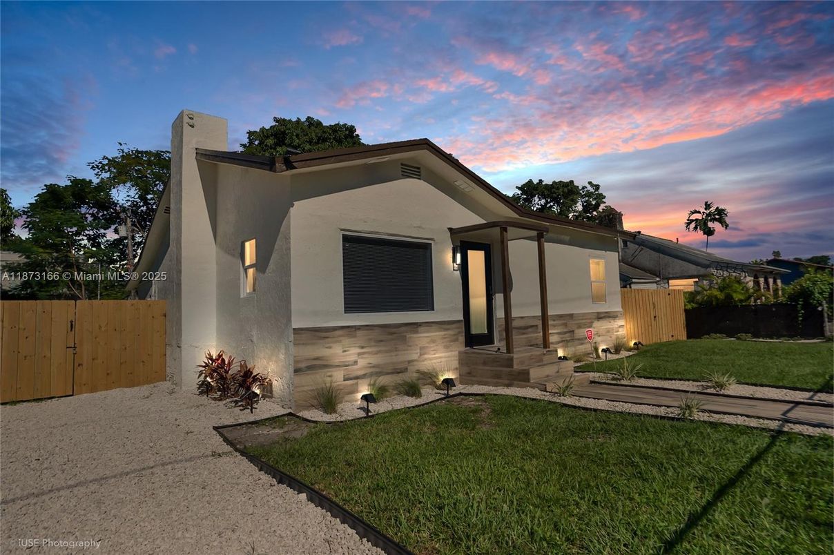Backyard, Exterior, Facade, Modern