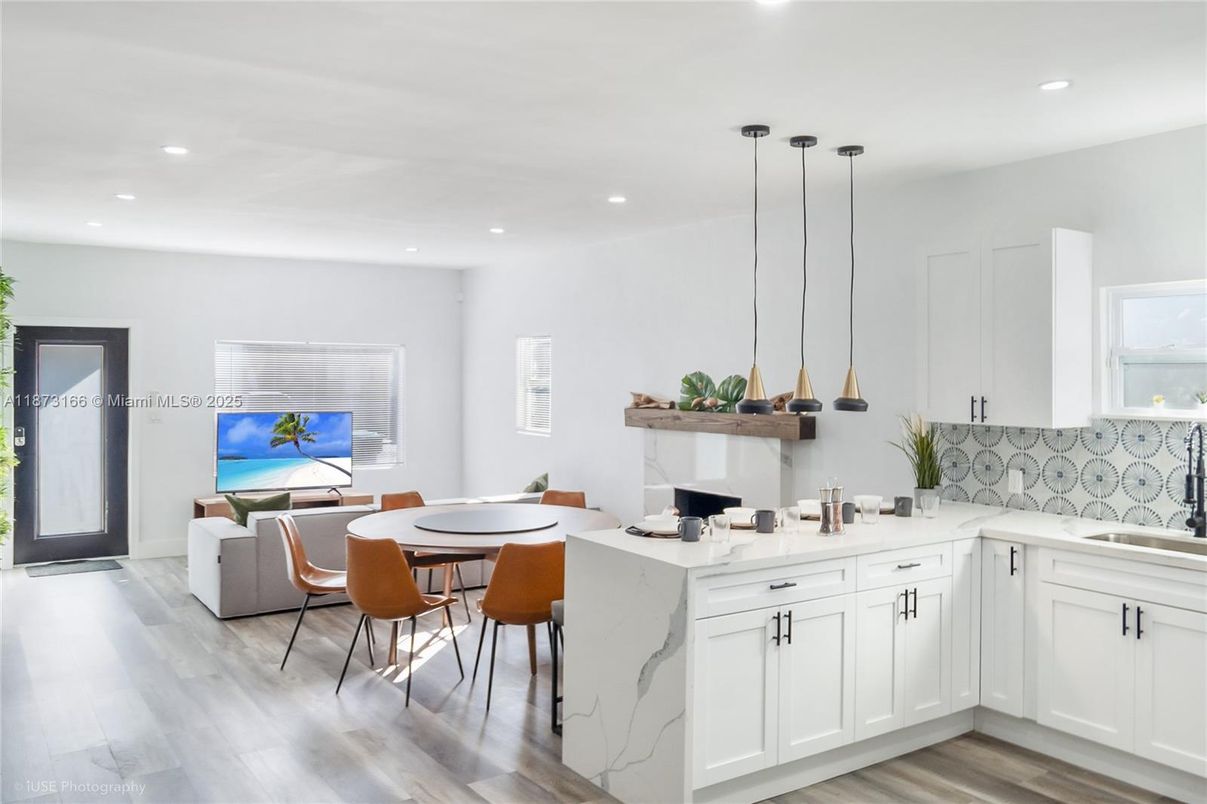 Dining room, Interior, Kitchen, Pendant Lights, Recessed Lighting, Wood Texture Flooring