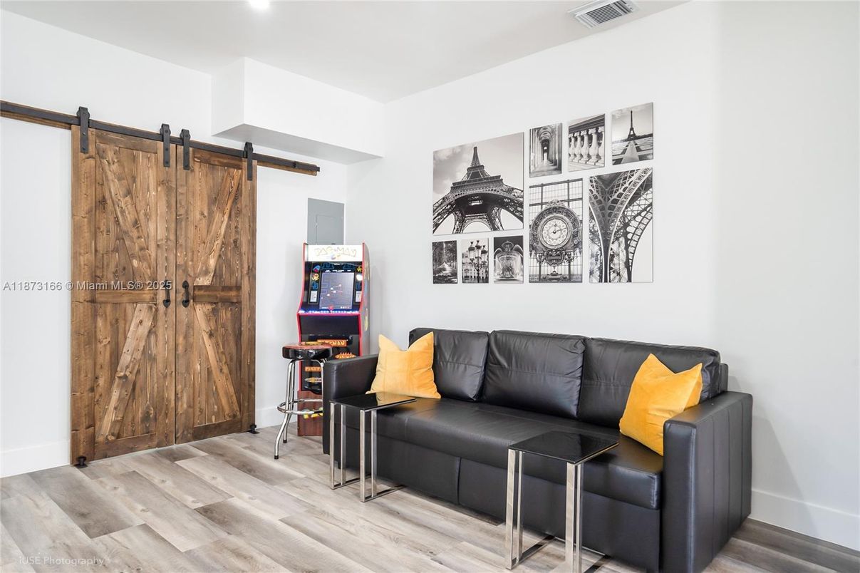 Interior, Recessed Lighting, Wood Texture Flooring