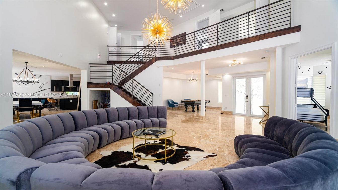 Dining room, Interior, Living room, Pendant Lights, Piano, Recessed Lighting