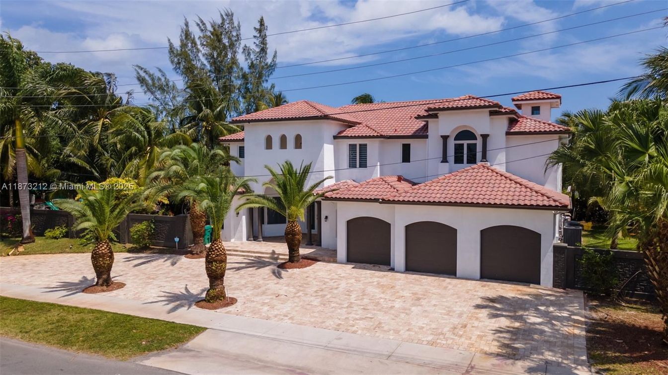 Attached, Exterior, Facade, Mediterranean