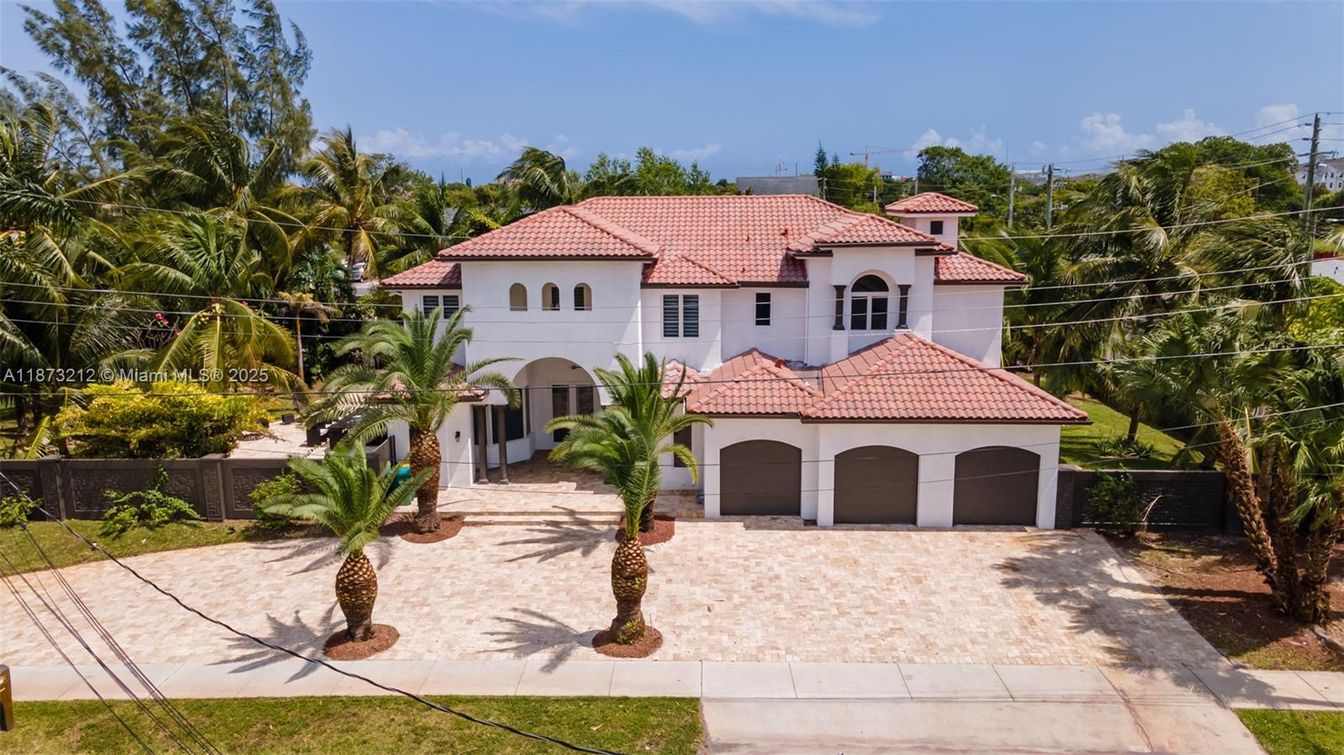 Attached, Exterior, Facade, Mediterranean