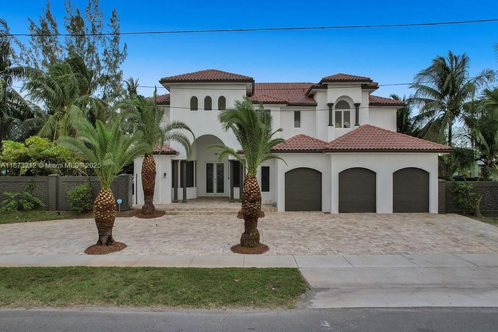 Attached, Exterior, Facade, Mediterranean