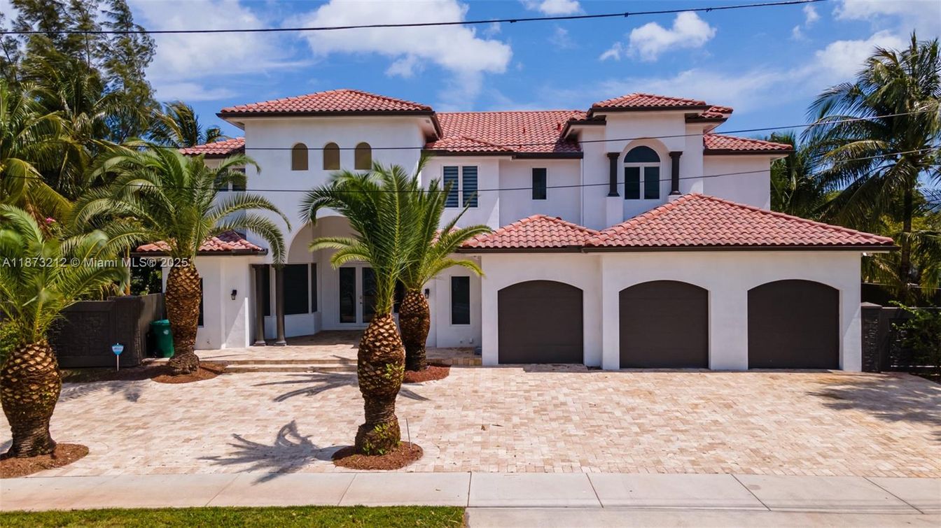 Attached, Exterior, Facade, Mediterranean