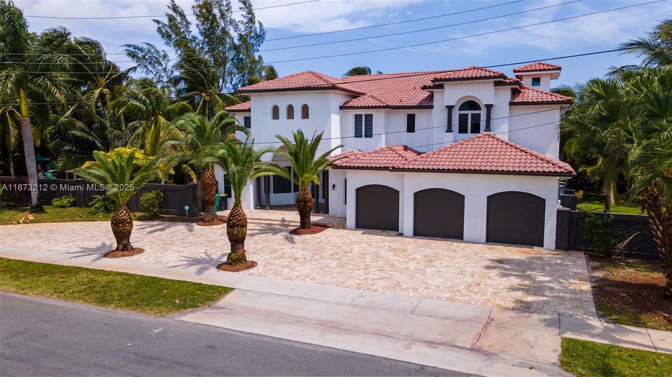 Attached, Exterior, Facade, Mediterranean