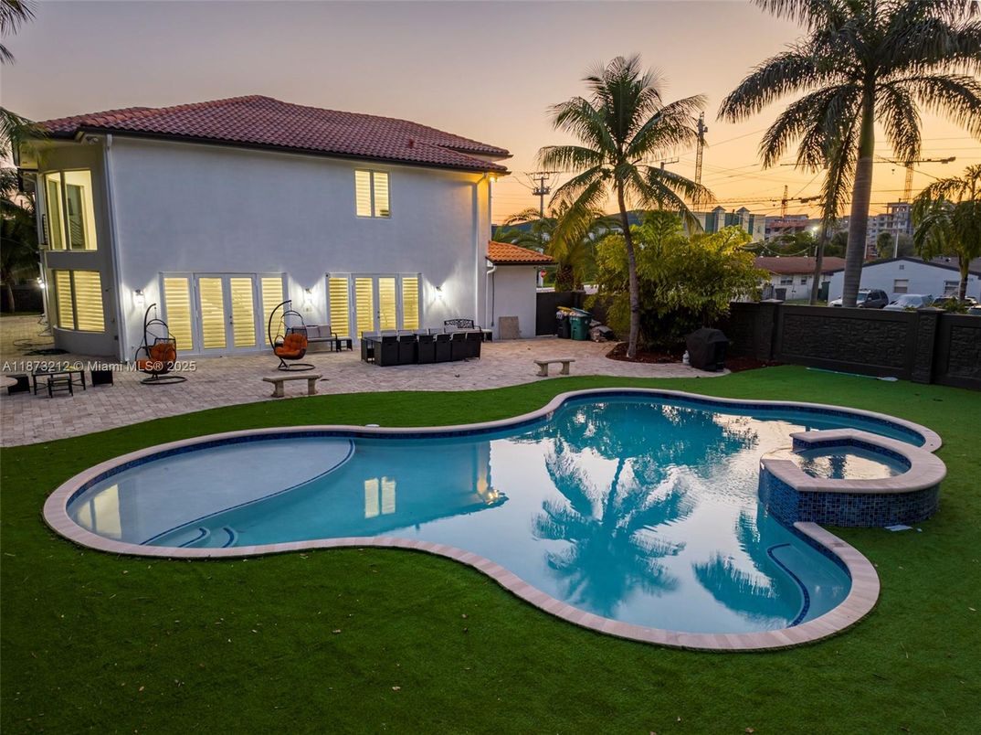 Exterior, Pool
