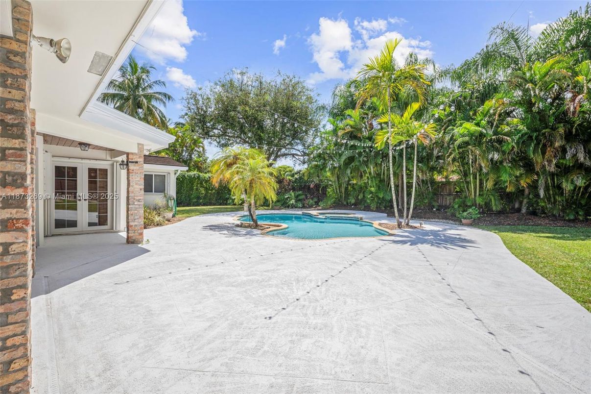 Exterior, Pool