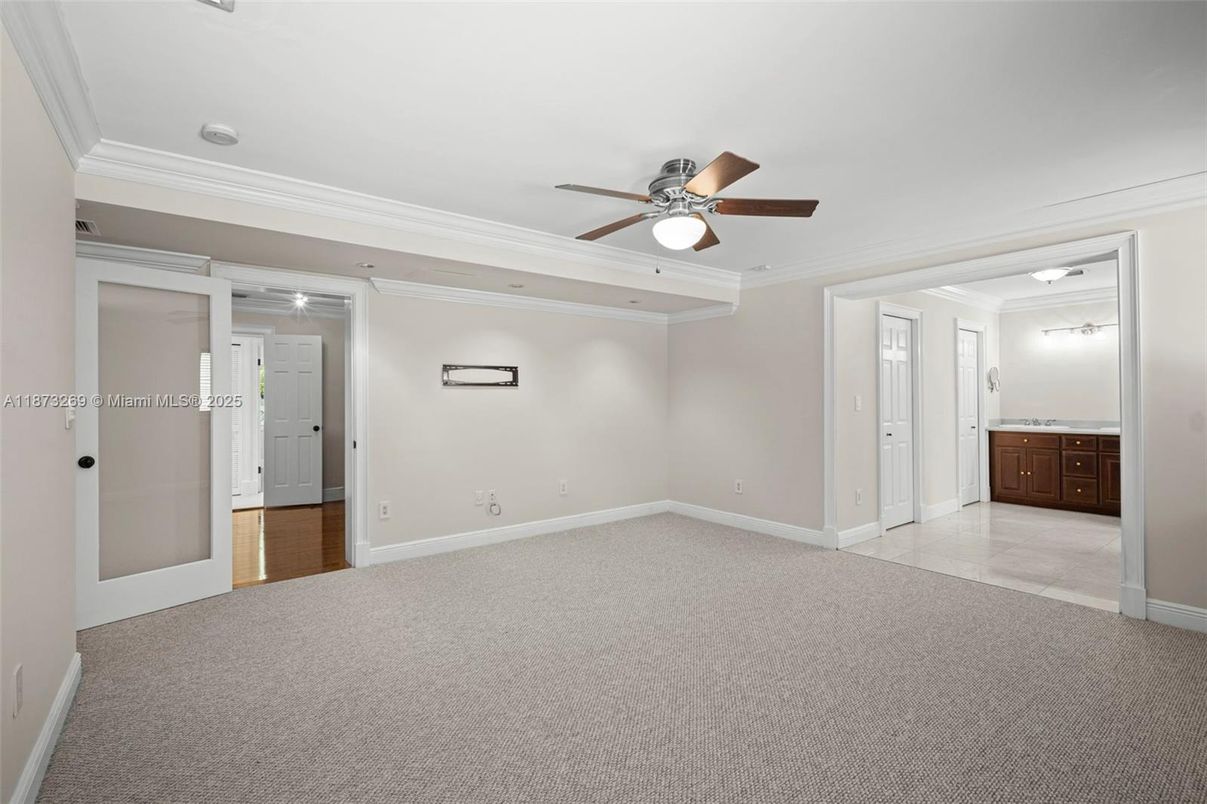 Empty room, Interior, Recessed Lighting