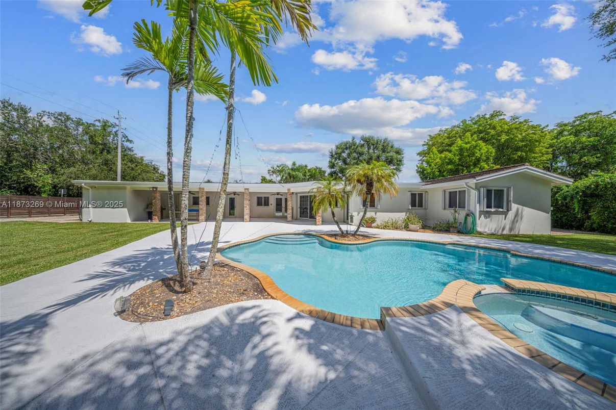 Exterior, Pool