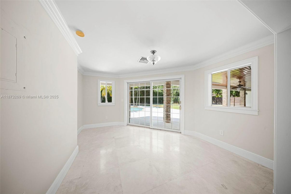 Empty room, Interior