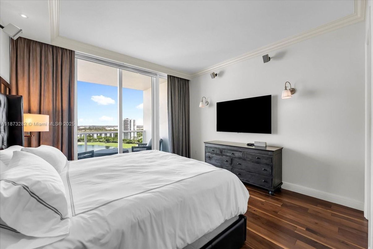 Bedroom, Interior, Recessed Lighting, Water, Wood Texture Flooring