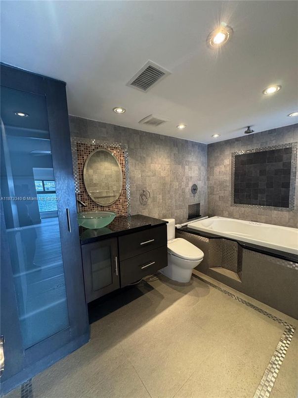 Bathroom, Interior, Recessed Lighting