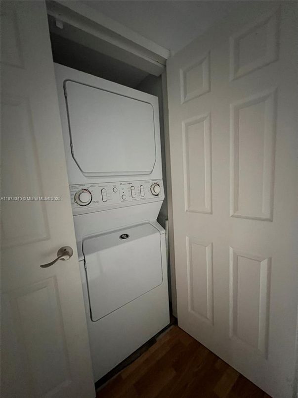 Interior, Utility Closets, Washer, Wood Texture Flooring