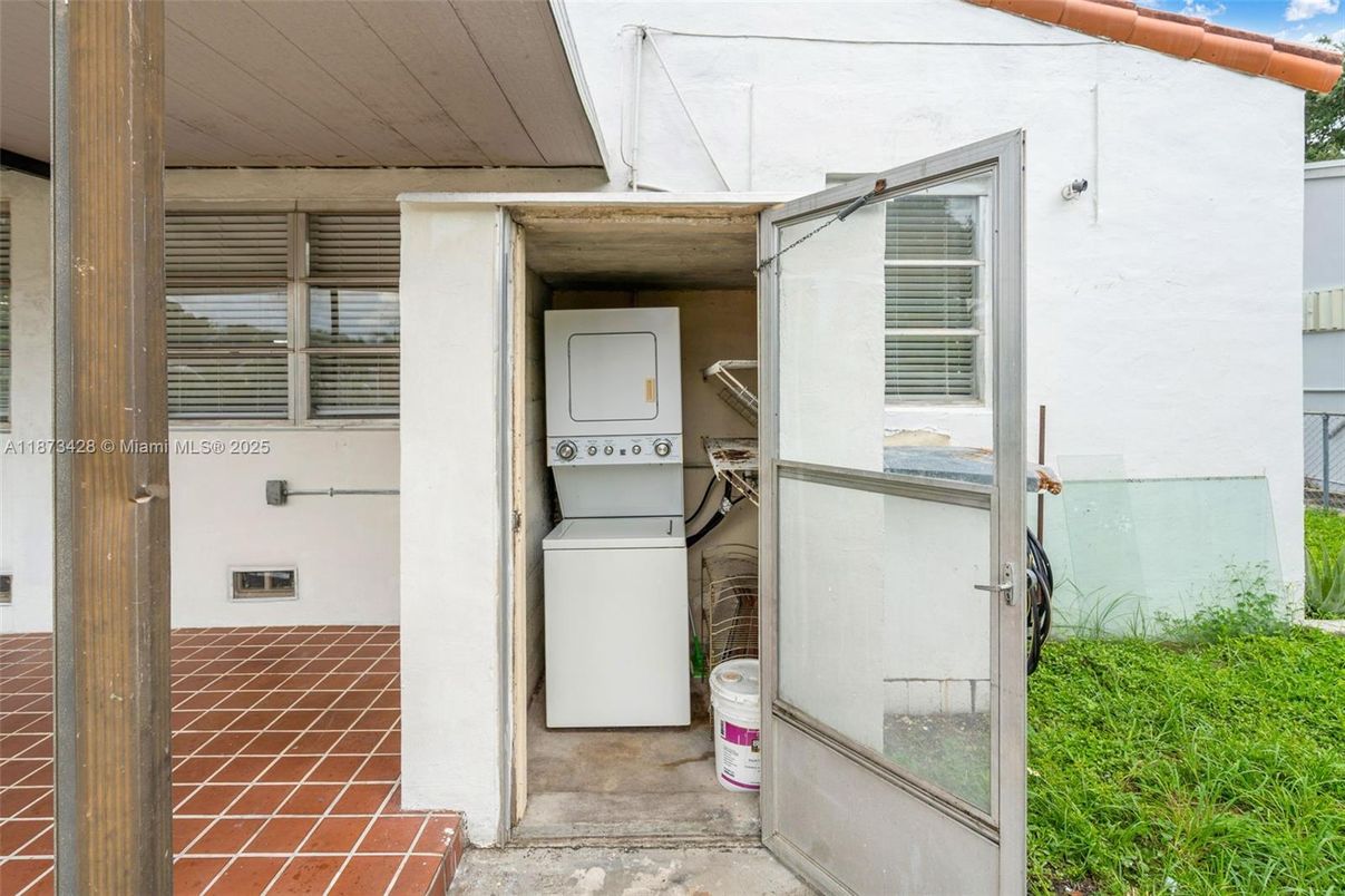 Exterior, Utility Closets, Washer
