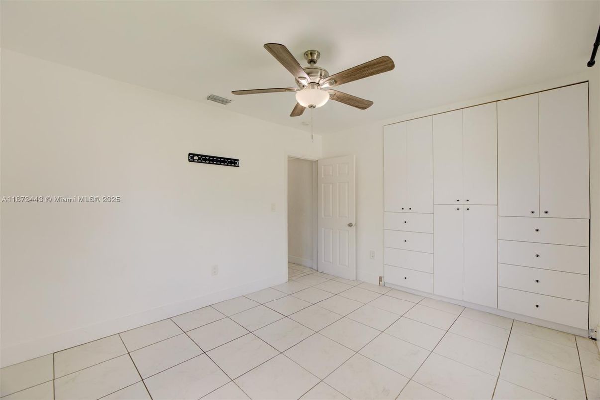 Empty room, Interior