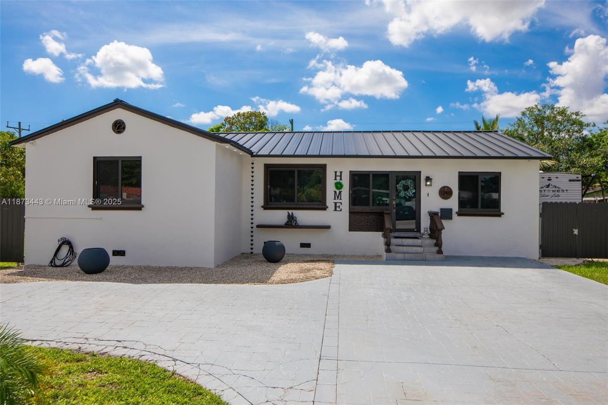 Exterior, Facade, Ranch
