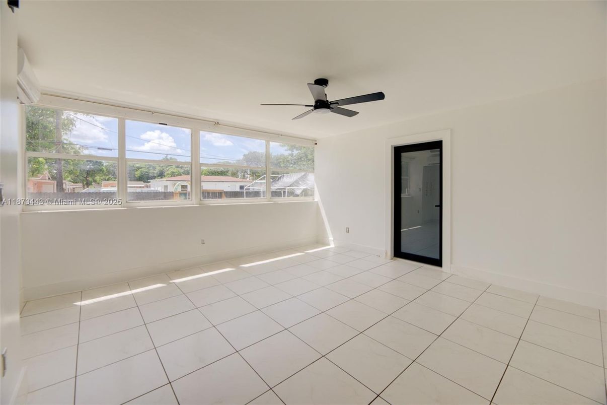 Empty room, Interior