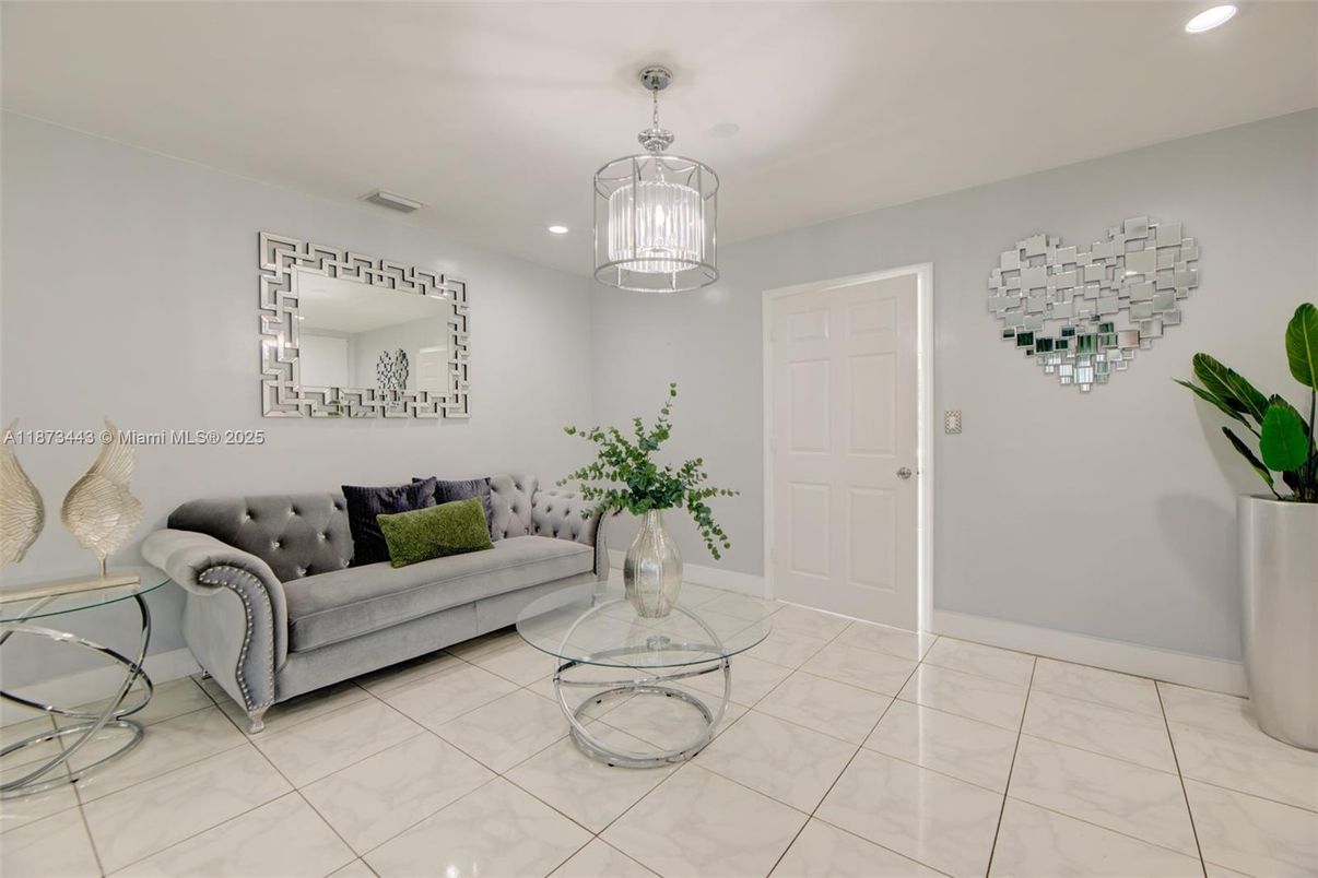 Interior, Living room, Pendant Lights, Recessed Lighting