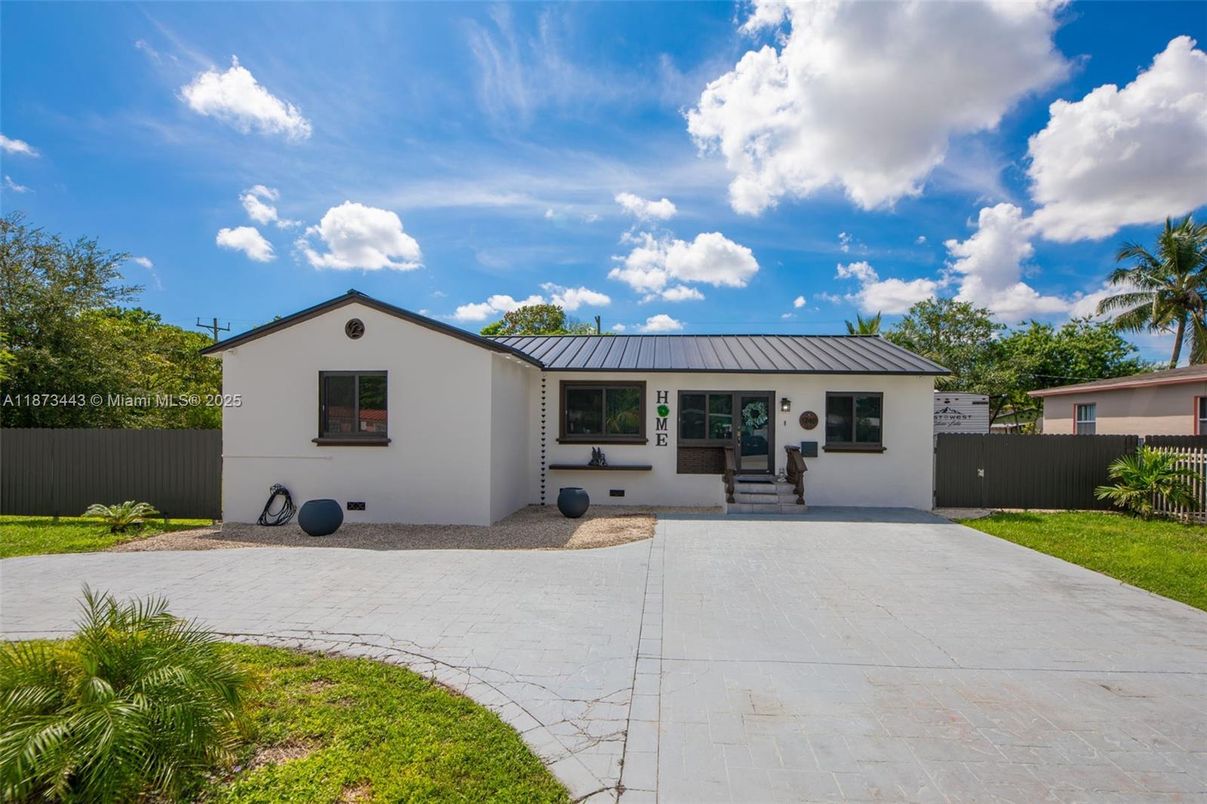 Exterior, Facade, Ranch