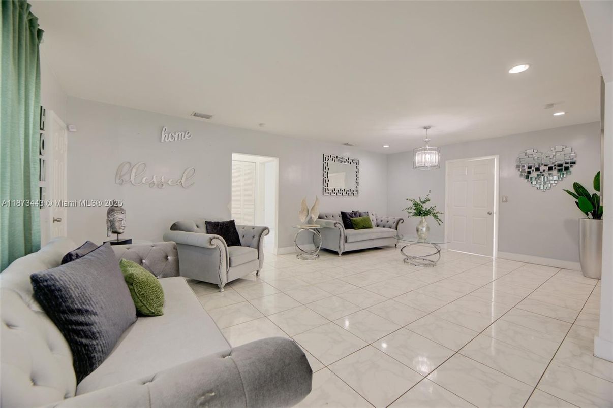 Interior, Living room, Pendant Lights, Recessed Lighting