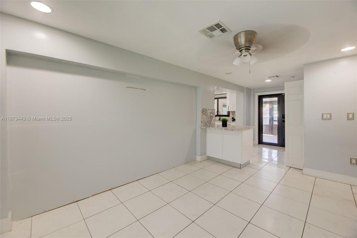 Empty room, Interior, Recessed Lighting