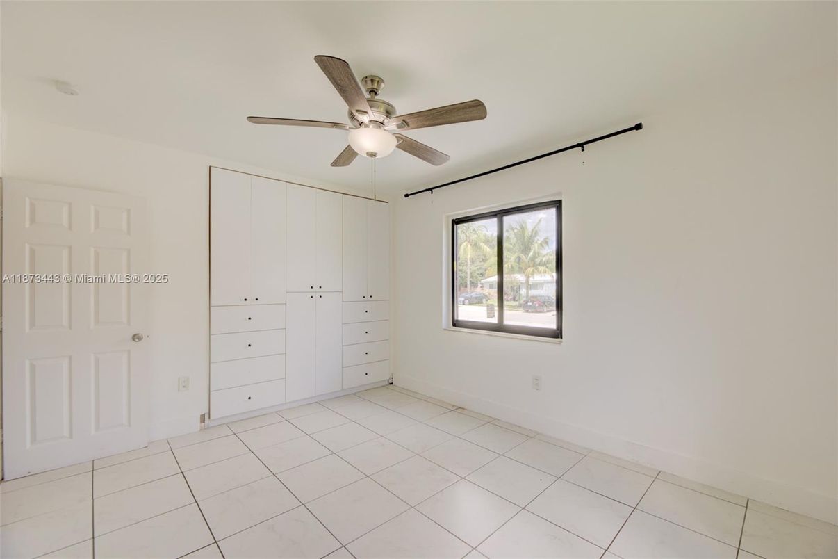 Empty room, Interior