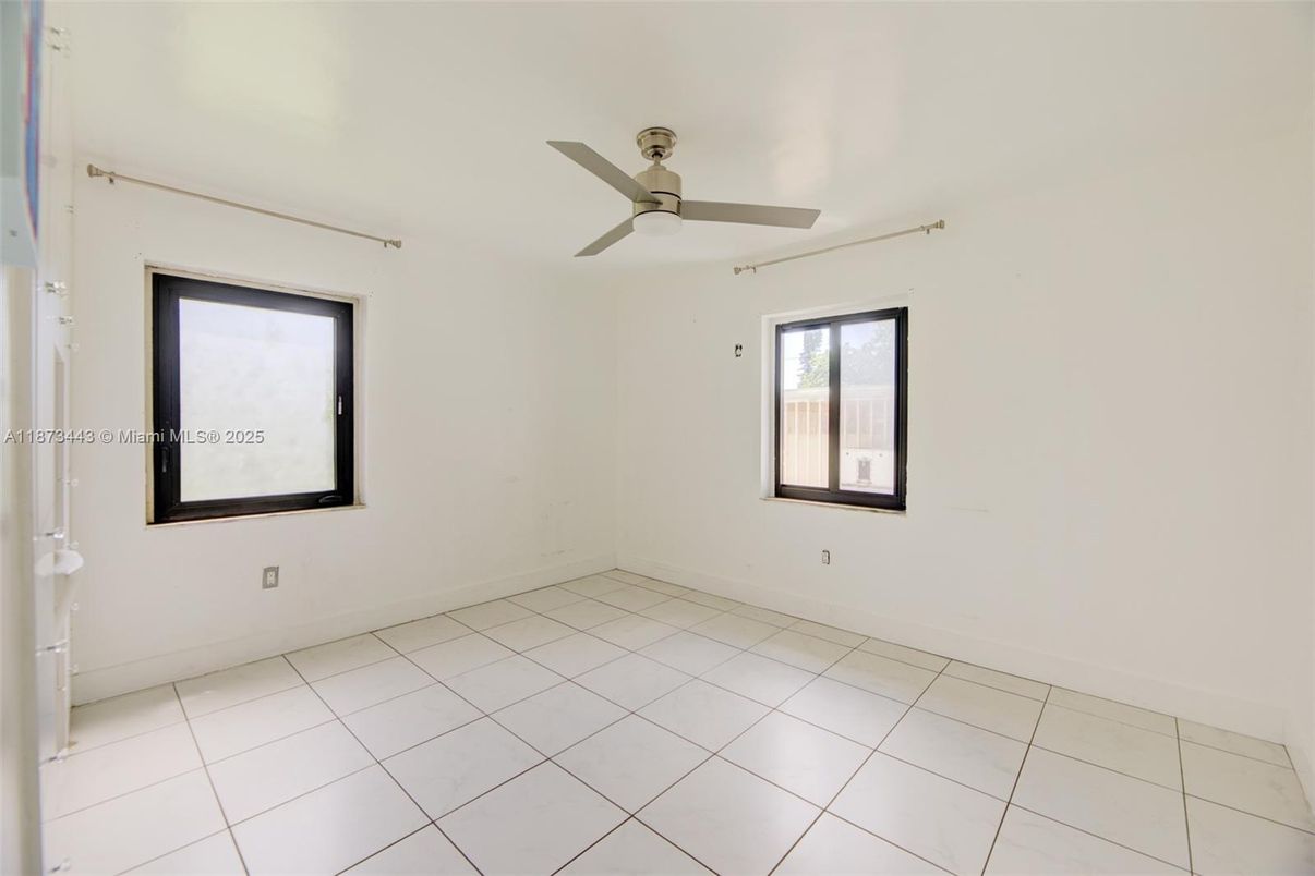 Empty room, Interior