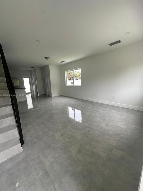 Empty room, Interior, Recessed Lighting